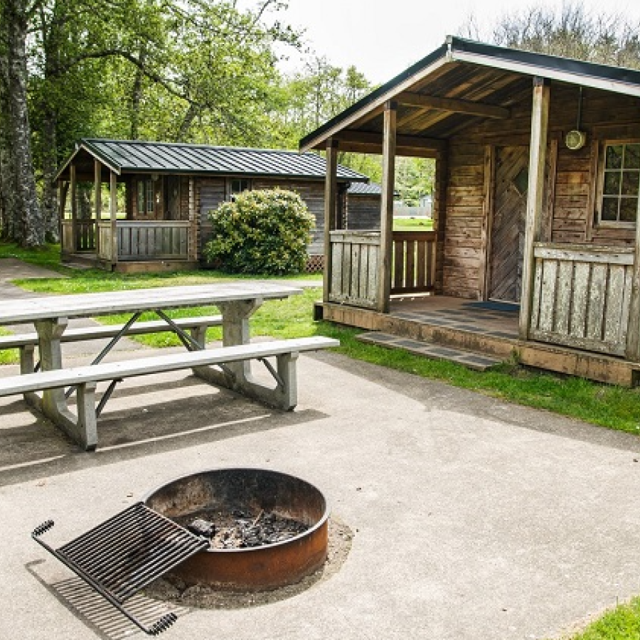 Cape Disappointment Cabins with firepit and picnic table