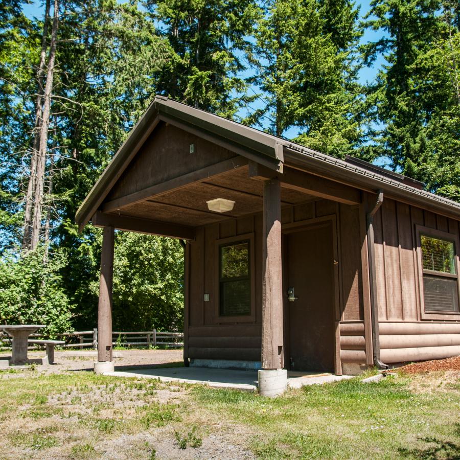 Kitsap Memorial cabin with forest view