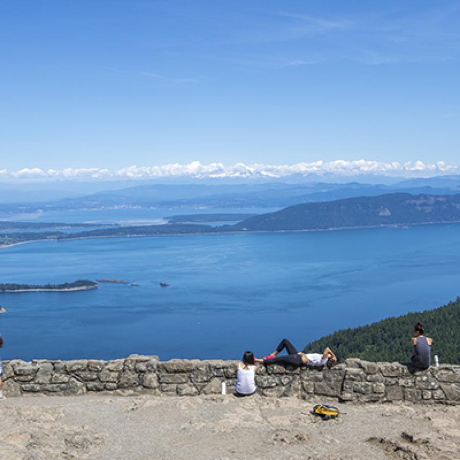 outstanding view of the lake and mountain range from view point