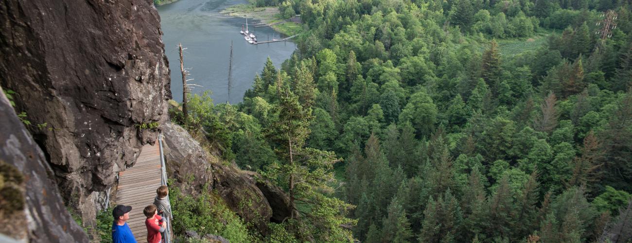 Hikers looking out over Beacon Rock.
