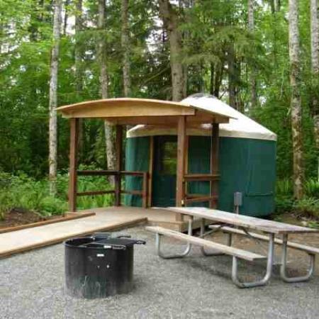Kanaskat-Palmer Yurt with picnic table and firepit