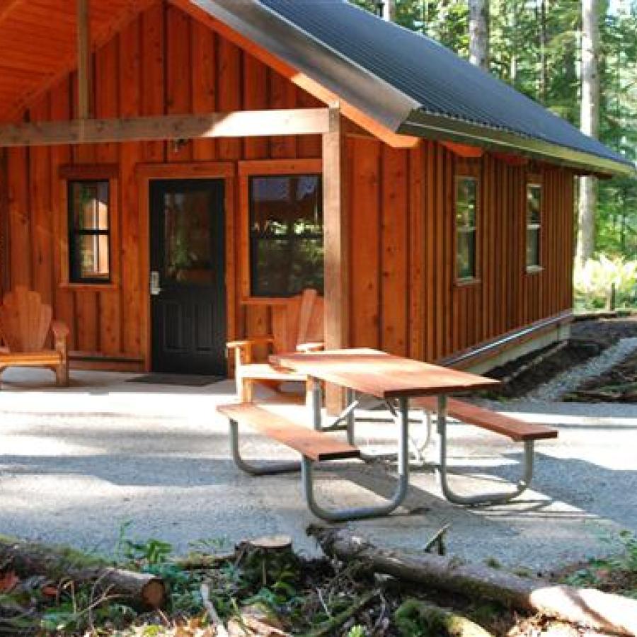 Rasar Cabin Exterior with picnic table