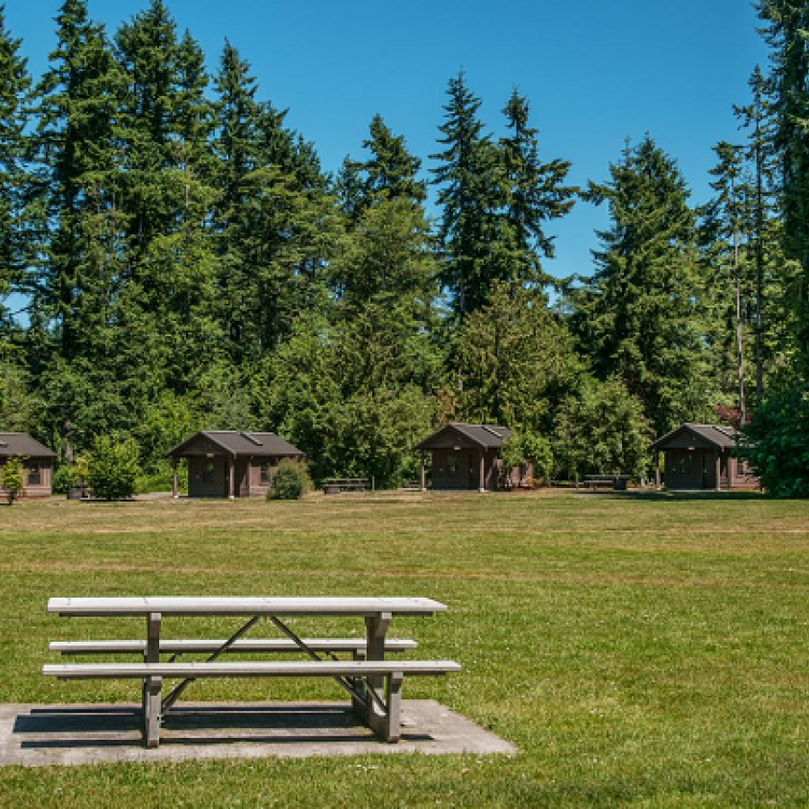 Kitsap Memorial Cabins with picnic table